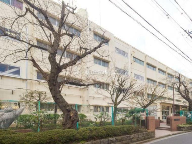 横浜市立岡村中学校 自分の良さをみつけ、可能性を高めていくこと　健やかな体と思いやりの心を育んでいくこと　共に認め合い社会性を高めていくこと（約677m）