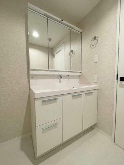 【洗面台・洗面所】<BR/>ゆったりとした広さのある洗面室です。洗面台は明るくワイドな3面鏡を備えた洗面化粧台。二人並んでもゆとりのある洗面室となっております！