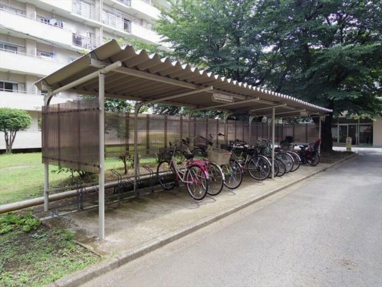 屋根付き駐輪場。 雨や風から自転車を守ってくれますね