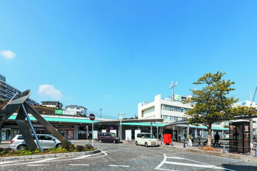 現地から620m～630m。　JR横須賀線・湘南新宿ライン「逗子」駅より徒歩8分（最長）　駅前は日常の利便が揃うショッピングエリアがありつつ、癒しの休日を過ごせるビーチや公園が徒歩圏内にあり、様々な暮らし方が楽しめる魅力ある分譲地です。