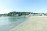 周辺の街並み 現地から520m～530m。　逗子海岸海水浴場　遠浅で安全なビーチとして知られる海岸は、まさしく家族や愛犬と過ごすにぴったり。江ノ島や富士山を眺めて過ごす刻が、日常を豊かに彩ります。