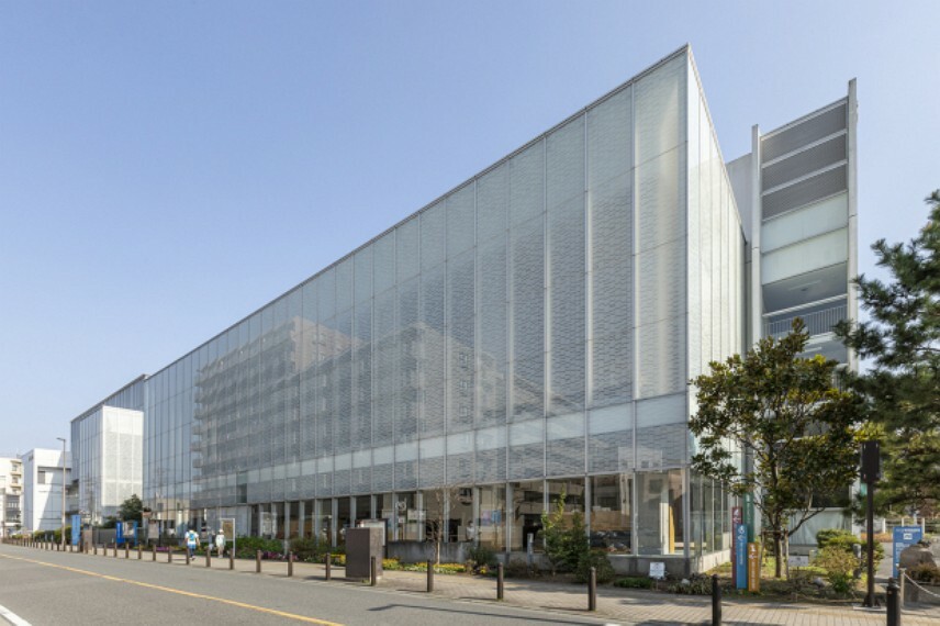 図書館 現地から1010m～1020m。　逗子市立図書館　ゆったりとした開放的な空間には豊かな蔵書が揃っています。