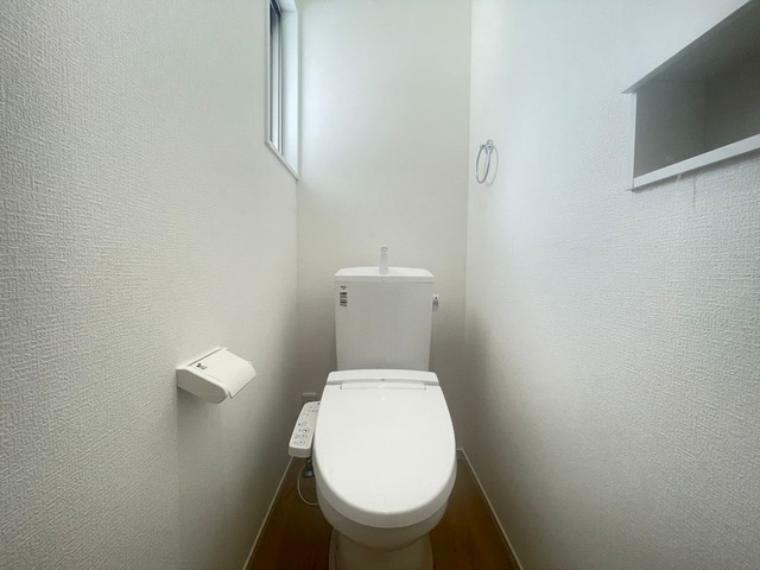 トイレ ウォシュレット機能付きのトイレ。換気のしやすい窓付きで、収納もあり実用性も兼ね備えた造り。