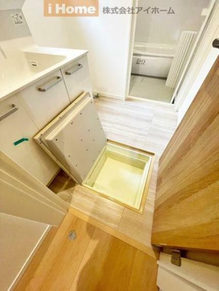 洗面室に床下収納にはお風呂や洗面台で使うもののストックを保管。