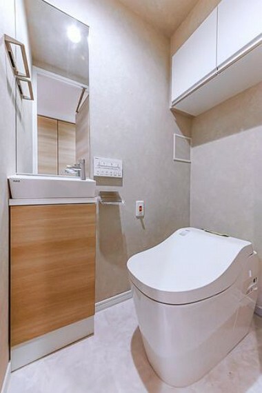 トイレ 【トイレ】快適な温水洗浄便座付トイレ。収納もありスッキリ整理整頓できます