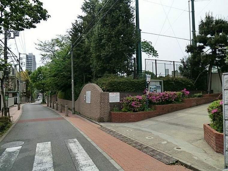 渋谷区立松濤中学校 徒歩14分。