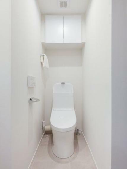 シンプルで安らぎ溢れる空間のレストルーム。優れた節水効果や汚れが付きにくい便座など、ほしかった機能が揃ったウォシュレット一体型トイレです。