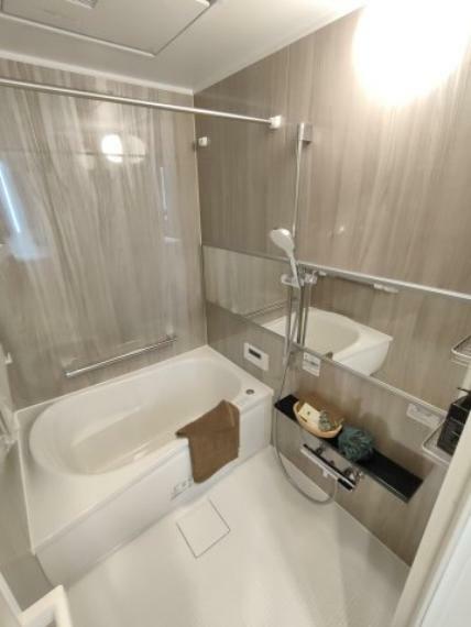 浴室 ・bathroom ゆったりとくつろげるバスルーム。追い焚き機能付きでいつでもすぐに温かいお風呂を楽しむことができます。