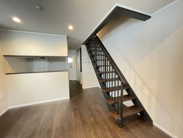 居間・リビング リビングに小屋裏収納へ上がれる階段がございます！固定階段で安全に上り下り可能