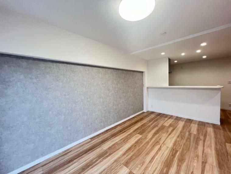 居間・リビング 壁の一部にデザインクロスを採用。 壁紙を一面変えるだけで一気にセンスのある空間に。