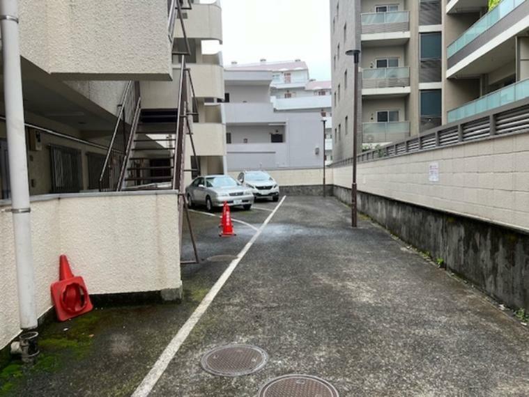 敷地内駐車場 敷地内駐車場（現在空無）。