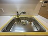 蛇口をひねるとすぐにきれいなお水が使える蛇口一体型浄水器を設置。