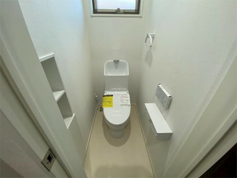 トイレ 扉付きの収納がある1Fトイレ