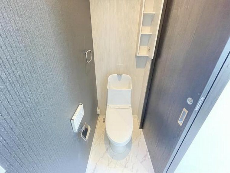 トイレ 《トイレ》落ち着きのあるアクセントクロス採用したトイレ。空気の換気と窓からの光の明るさに配慮しています！