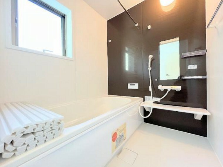 浴室 【浴室】シャワー下のカウンターは壁と浴槽から離れたデザインだから、スポンジひとつでまるごとお掃除できるラクラクカウンター。便利で手軽なのが嬉しい