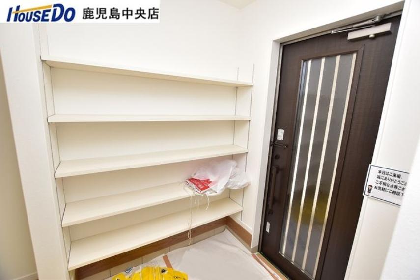 【玄関】大容量の可動棚付きの収納が魅力です 玄関外はインナーガレージで雨の日の出入りがラクです