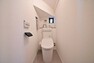 トイレ トイレは1階と2階にございますので、忙しい時や来客の際もスムーズに使うことができて便利です。人気のシャワートイレが付いており、トイレットペーパーの無駄をなくすだけでなく感染症の予防にも効果的です。