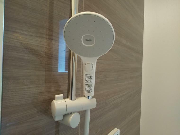 シャワーヘッドは手元で止水操作が出来る節水タイプです。