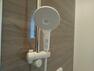 浴室 シャワーヘッドは手元で止水操作が出来る節水タイプです。
