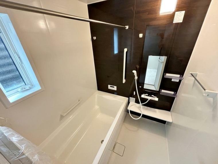 浴室 【浴室】 ゆったり一坪の広さで、一日の疲れを癒すバスタイムが過ごせるお風呂です。