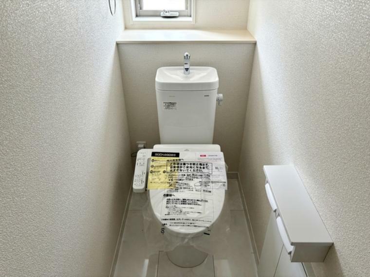トイレ 【トイレ】 窓があり温水洗浄機能の付いた快適なトイレを1階と2階に設置。使用が重なる朝も2ヶ所あれば安心ですね！
