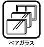 構造・工法・仕様 ガラスとガラスの間に空気層があり、光の透過性を保ちつつ、断熱効果を得られるガラスです。 一般的な断熱材と同じ原理を用いており、対流が起こらない状態の空気は断熱性能が高いという性質を利用しています。