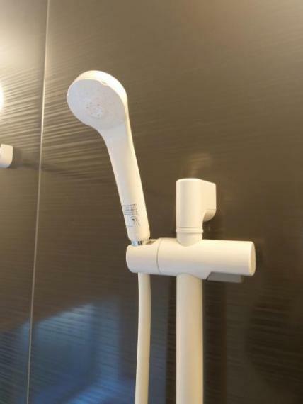 【リフォーム完成】新品交換したシャワーヘッド。シャワーヘッド中央は渦を発生させ一気に散水する旋回流のeシャワー、外周はストレートシャワー。二種類のシャワーの組み合わせで、節水と浴び心地のよさを実現。