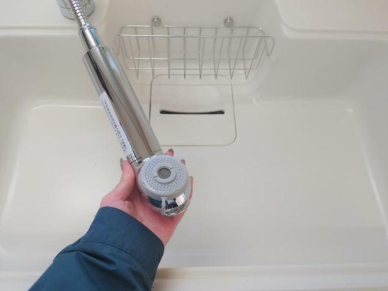 【同仕様写真】新品交換したキッチンの水栓金具は「かゆい所に手が届く」シャワータイプ。浄水・原水の切り替えがワンタッチで出来ます。一体型の浄水器なので汚れにくくお手入れ簡単ですよ。
