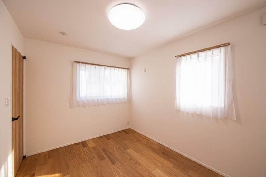 洋室 2面採光を確保した明るい室内は、風通しも良く、大変居心地の良い空間となっております。