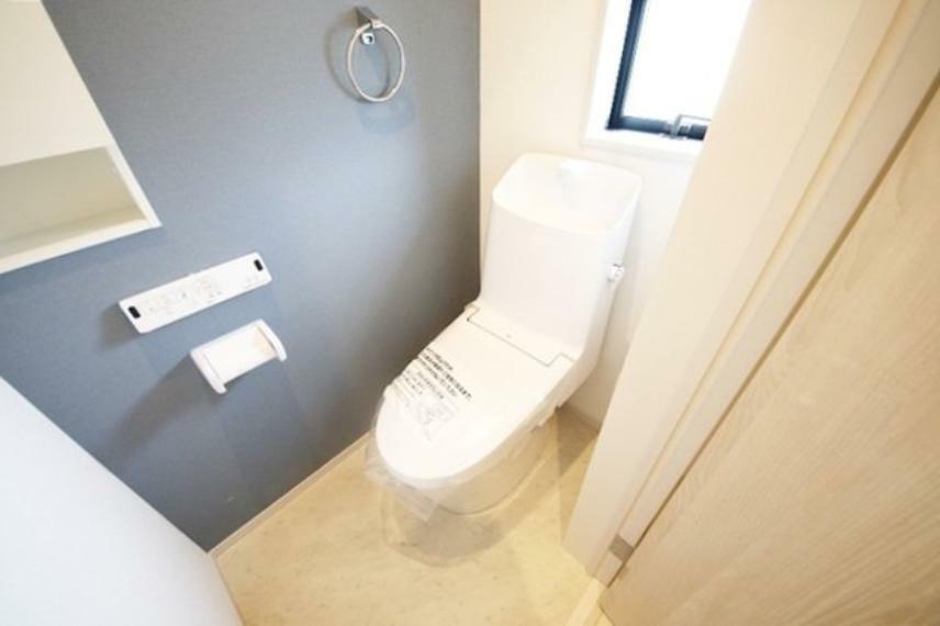 トイレ アクセントクロスが印象的なトイレ、温水洗浄機能付き