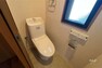 トイレ 1階トイレ［2023年11月20日撮影］新規交換済みのトイレ！便利な温水洗浄便座付です！換気もしやすい小窓付で臭いがこもる心配も少ないです！