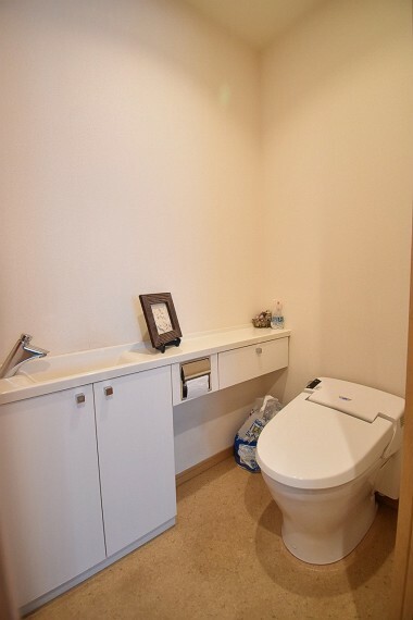 タンクレスのため空間を広く、脱臭機能付きのトイレ