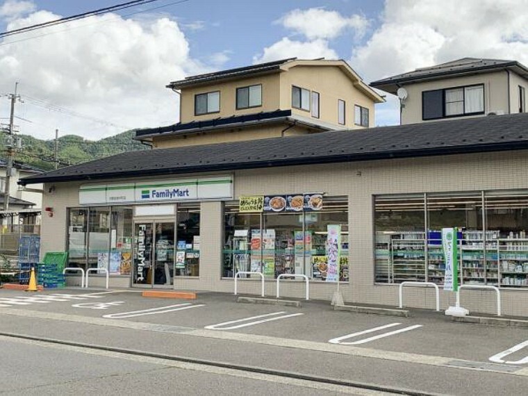 コンビニ ファミリーマート京都岩倉中町店