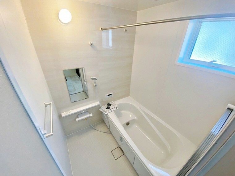 浴室 お子様ともゆったり入れる1坪サイズのバスルーム。小窓と浴室暖房乾燥機付きでいつも快適で清潔な空間にできます。