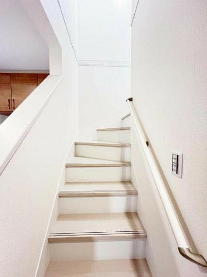 ご家族みんなに使いやすい、安心安全な手すり付きの階段です。