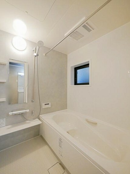 【浴室】1坪タイプの広々浴室。暖房乾燥機能付き