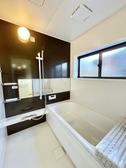 浴室 【リフォーム済】浴室はハウステック社製の新品のユニットバスに交換を行いました。足を伸ばせる一坪サイズの広々とした浴槽で、一日の疲れをゆっくり癒すことが出来ますよ。