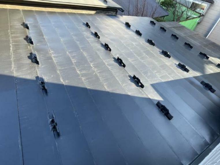 構造・工法・仕様 【リフォーム済】屋根を撮影しました。今回のリフォーム工事にて黒系で塗装を行いました。黒系の塗装を行ったことでお家に引き締まった印象を持てます。