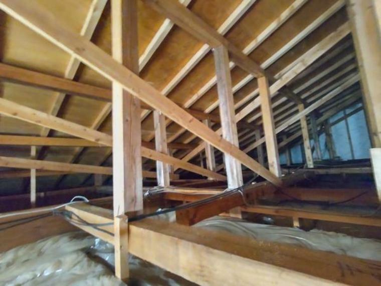 構造・工法・仕様 【リフォーム済】普段見ることのできない屋根裏を撮影しました。断熱材が入っているのが見受けられます。雨漏りや劣化がないか点検を行いました。