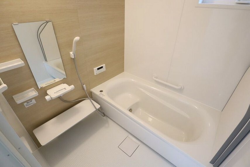 浴室 ゆったりくつろげるバスルーム 小窓付きで換気もバッチリです