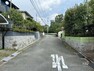 現況写真 物件の南側前面道路（西側から）［2023年8月22日撮影］