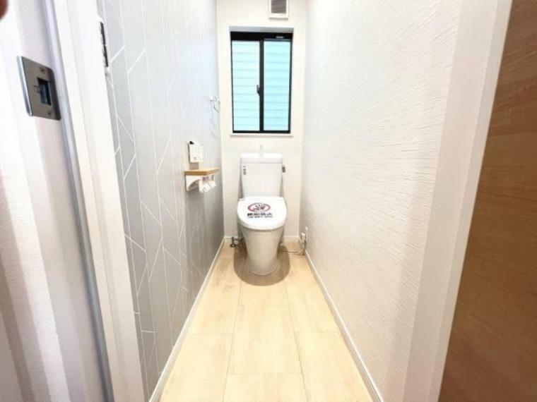 白で統一された清潔感のあるトイレです。こまめな換気が可能な小窓もございます。