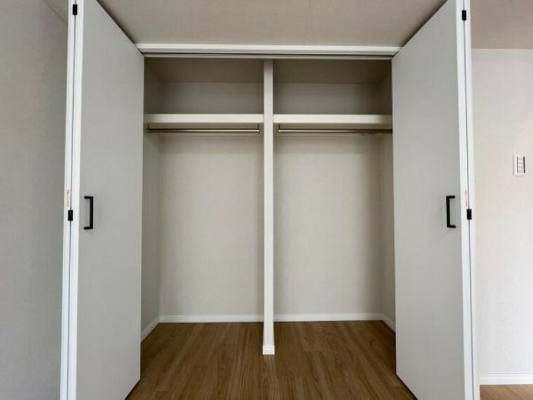 洋室6.8帖:充分な収納スペースを確保しました！お部屋に余計な家具を置く必要がなく、シンプルですっきりとした暮らしが実現できます！