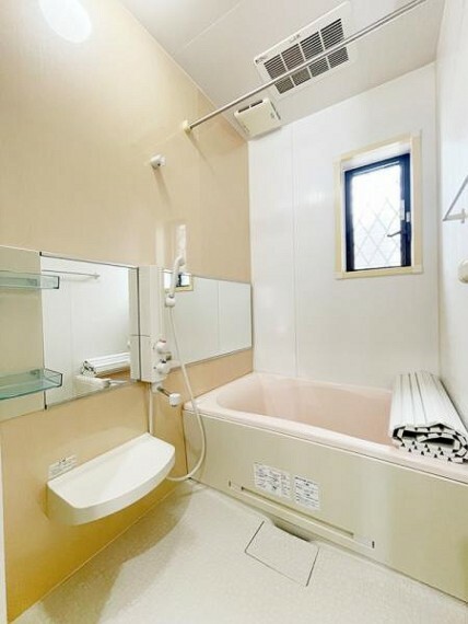 浴室 浴室は乾燥機付きで給湯器も新規交換しております。