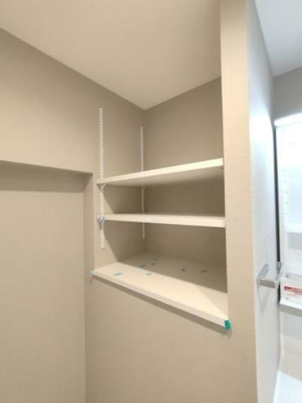 収納 ・室内洗濯機置き場　収納 　棚板の高さを自由に動かせる可動棚を採用しています。