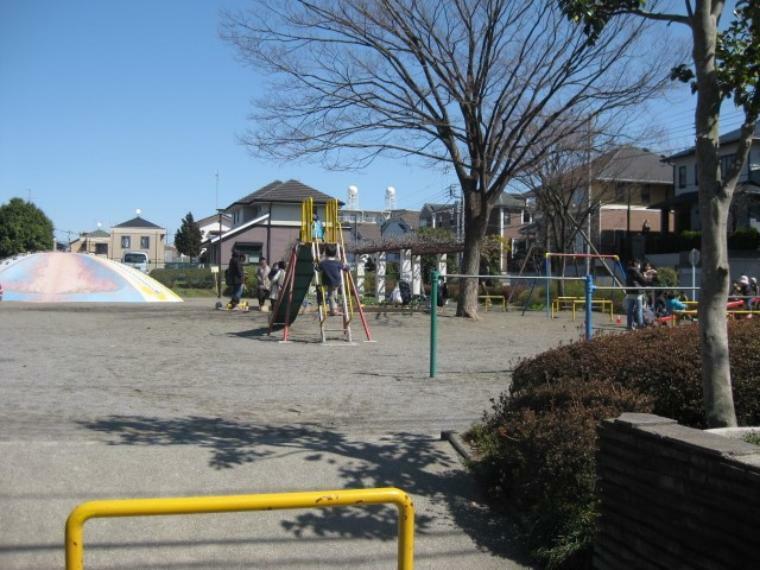 公園 つばき公園（●昼下がりのんびり過ごすのにちょうどよい広さ。遊具やお砂場など小さなお子さまが十分楽しめる公園です●）