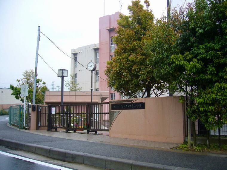 横浜市立山下みどり小学校（●児童数324名で、「笑顔あふれる学校」を目指す山下みどり台小学校。子どもたちだけでなく、学校にかかわるすべての人たちを笑顔にする学校を目指します●）