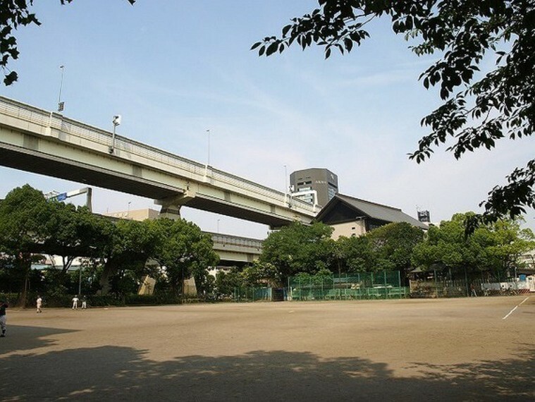 公園 富岡八幡宮・深川不動堂に訪れる人々や区民の憩いの場としてにぎわっています。