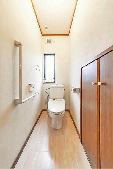 トイレ 温水洗浄便座機能付きのトイレは、収納が付いて実用性も兼ね備えた造りです。