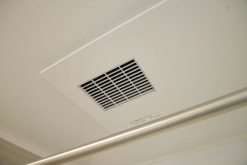 冷暖房・空調設備 ＜浴室暖房乾燥機＞雨の日の部屋干しは乾きにくく、生乾きの臭いが気になります。浴室暖房乾燥機があればそんな心配はいりません。換気や暖房機能もあるのでカビの発生や寒い日のヒートショックも防ぎます。